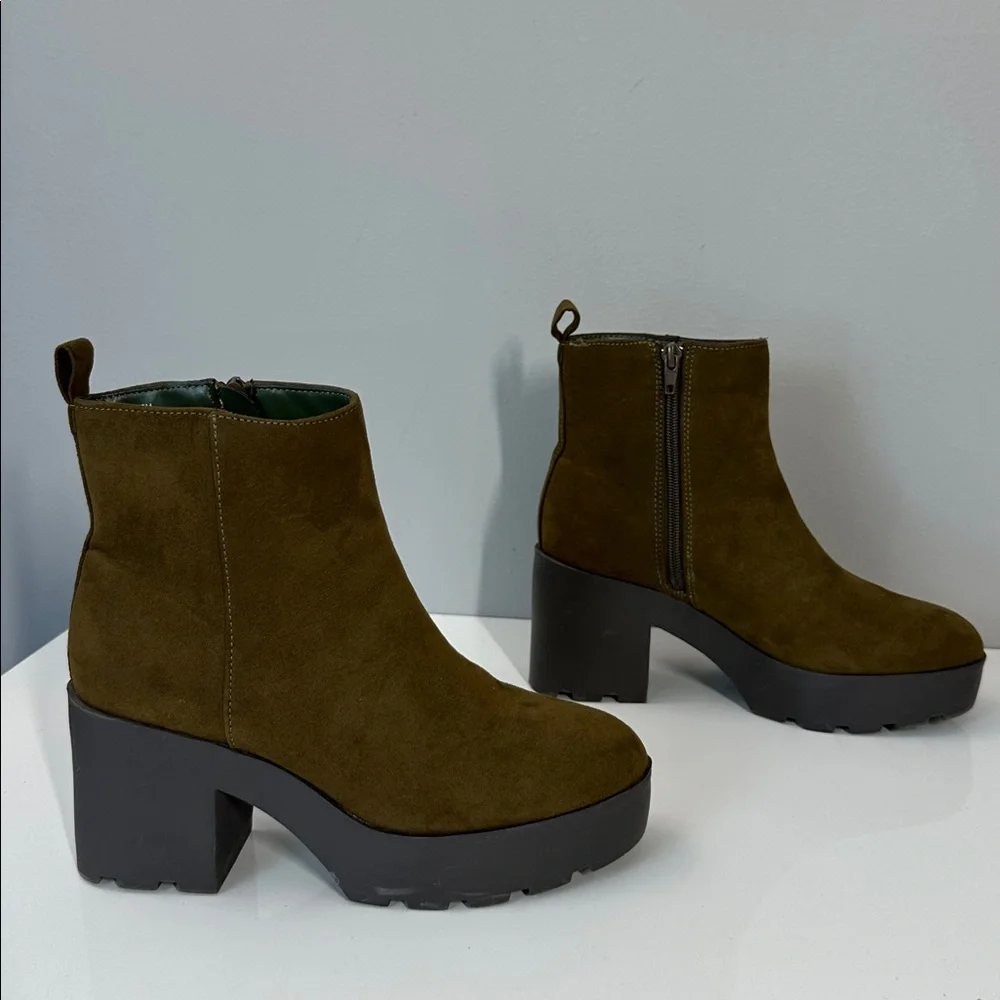 Journee Collection Cassidy‎ Lug Sole Faux Suede Booties Size 8